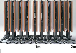折りたたむと10台が幅2mになる省スペース設計
