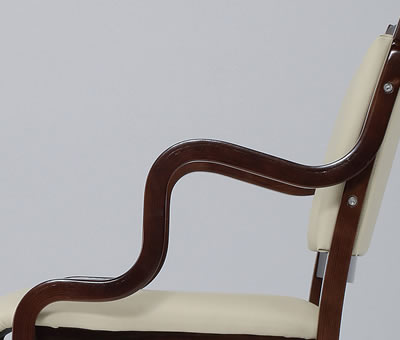 車椅子利用者が座る際にも乗り移りやすいように設計されたアーム。優雅な曲線を描きます。