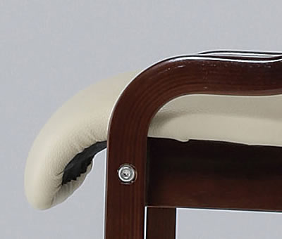 椅子の端部に膝裏が当たることの無い、肉厚な座面クッションが張り出したデザインで快適な座り心地。