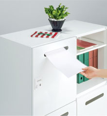 メールボックスは扉ごとに施錠、管理できる収納庫です。上段はファイルや封筒などの書類投入用、下段には鞄などを収納できます。