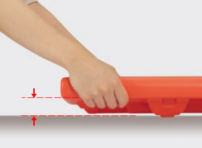 座面を地面においてもグリップ部分は接地せず、握りやすい設計。