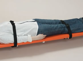 座面の裏に収納されたベルトで、傷病人を運ぶ際の転落を防ぎます。