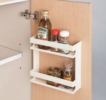 キッチンタイプの下段右扉内部には、調味料など頻繁に使う小物類の収納に便利なドアポケットが付いています。
