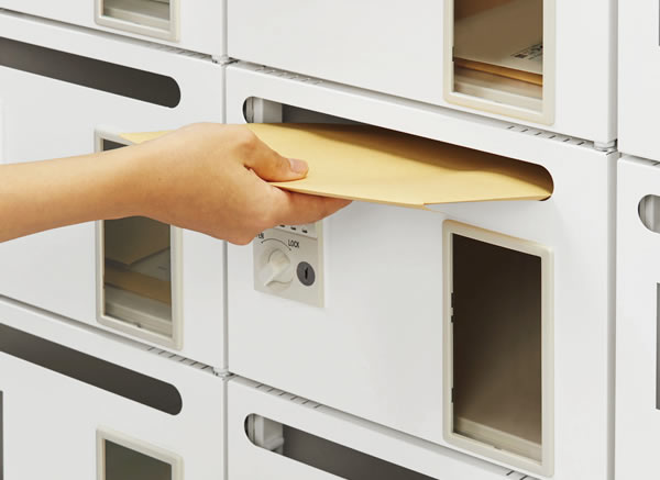 WTBシリーズは、投入口を広く設計したメールボックス。厚さもゆとりを持った開口部なので、A4サイズ対応の封筒やファイル類がそのまま入ります。また、大きな透明窓付きなので郵便物が入っているかも一目瞭然。外出の多い社員への書類の受け渡し、部署ごとの郵便物の仕分けなど、多彩な用途にストレスなく対応します。