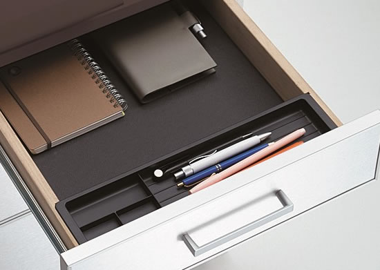 筆記具の取り出しなどで頻繁に開閉する右上段引出しには、ペントレーとレザー調の中敷きを装備。机の中まで行き届いたデザインです。