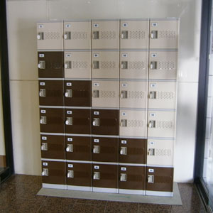 <b>導入事例 5 <br>「施設入口の下駄箱」</b>
