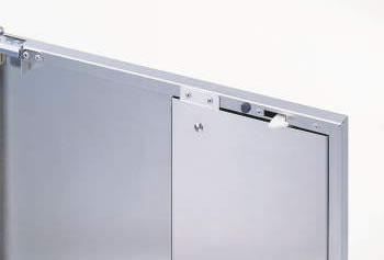 開き扉にはラッチ機構を搭載しているので、接触や地震などの際も不意に開いて収納物が落下してしまうことを防ぎます。