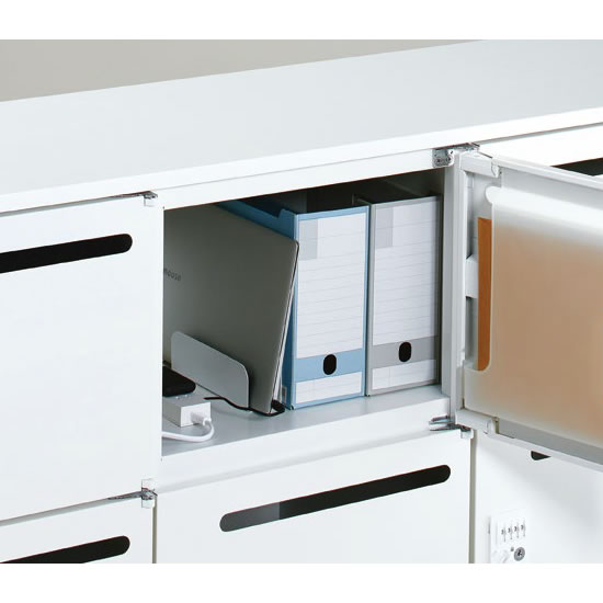 メールボックス・パーソナルボックス庫内で使えるノートPCスタンドです。ブックエンド兼用タイプでファイルなどを支えながらノートPCを立てかけることができます。ノートPCを保護するクッションシートが付属しています。