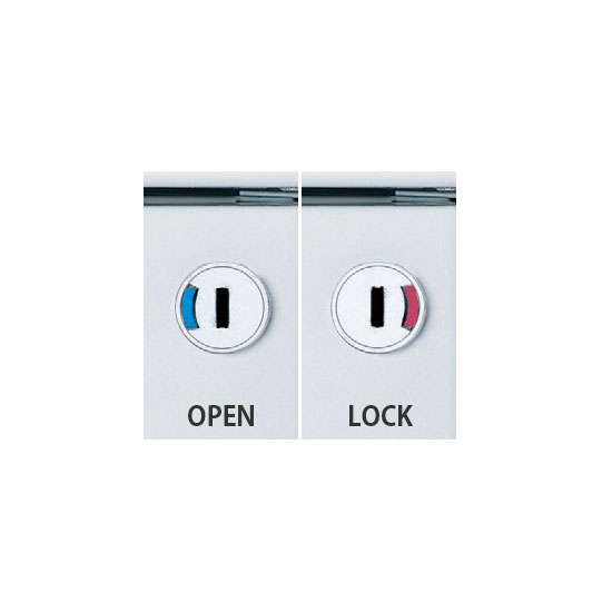 1つの錠で片袖全部の引出しがロックできる内筒交換型オールロック錠。一目で施錠時確認できる開閉表示付です。