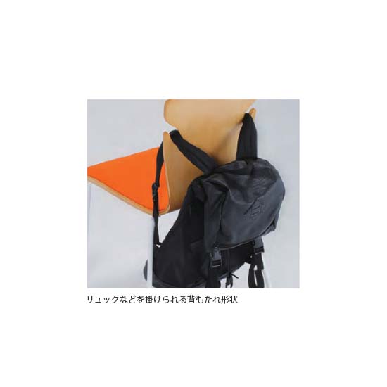リュックなど手荷物を掛けられる背もたれ形状