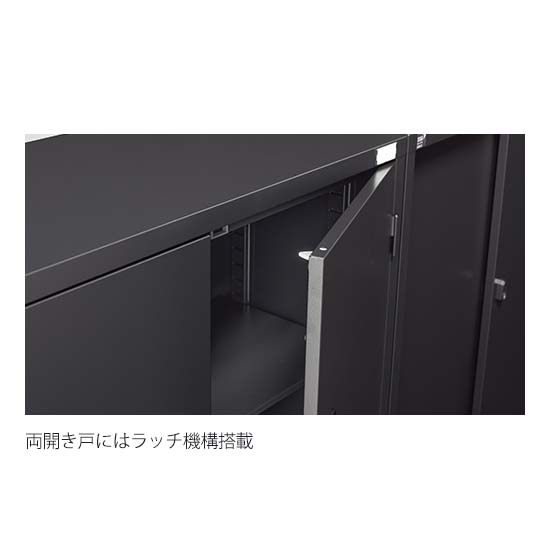 両開き戸は安全のためラッチ機構を採用。